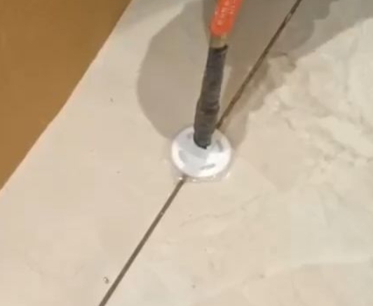 阿克苏地瓷砖空鼓维修公司专业解答瓷砖在铺贴过程中，如果没有涂抹均匀到位的粘结材料（如水泥砂浆或瓷砖胶），可能会导致以下问题