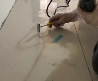 阿克苏地瓷砖开裂维修公司专业分享瓷砖在铺贴前如果没有沥干水分，将会导致以下问题