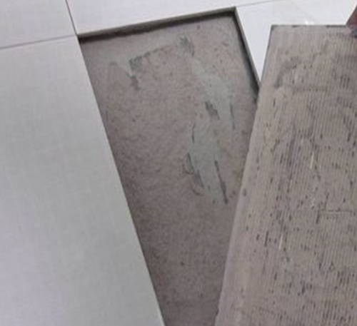 阿克苏地瓷砖空鼓维修公司分享瓷砖铺贴时如果打浆（即涂抹在瓷砖背面和基层上的砂浆或瓷砖胶）过少，会带来以下问题
